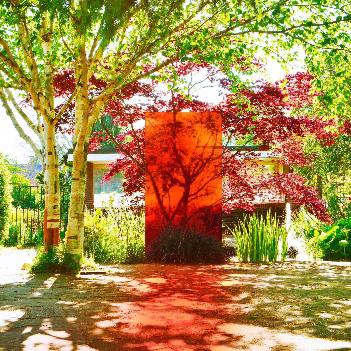 Rotes Glas design Element mit Licht- und Schattenspiel und Farbe des Glases auf dem Boden