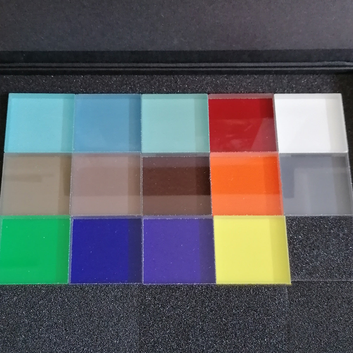 Foto der Pixelbox mit allen opaken Pixelmustern im Format 4x4 cm.