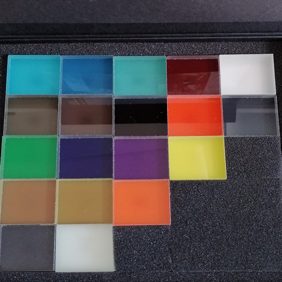 Foto der Pixelbox mit allen transluzenten Pixelmustern im Format 4x4 cm.