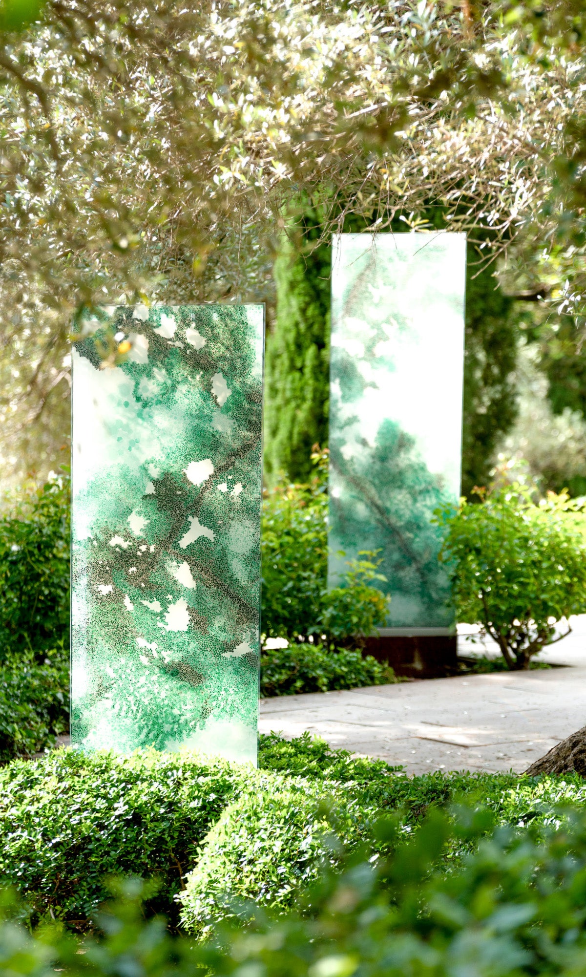 Zwei KNUMOX Kunst-Elemente der Künstlerin Laura Günther in einem Garten in Mallorca.
