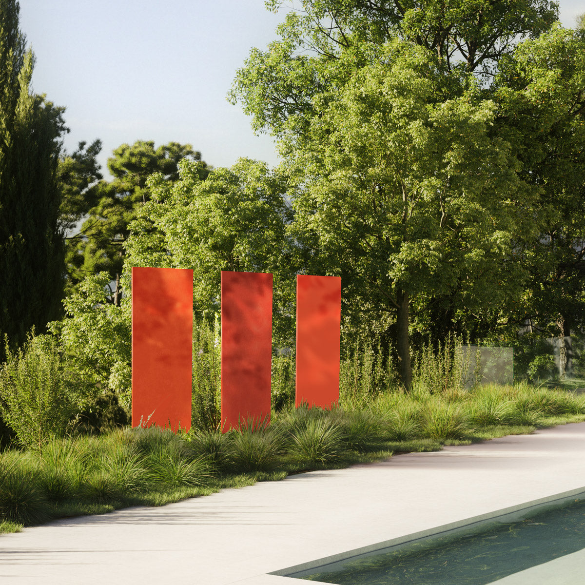 Die drei Sichtschutz Design Elemente der Serie "Sunrise" mit orangenen Farbabstufungen stehen neben einem Pool inmitten von grüner Bepflanzung mit Bäumen dahinter.