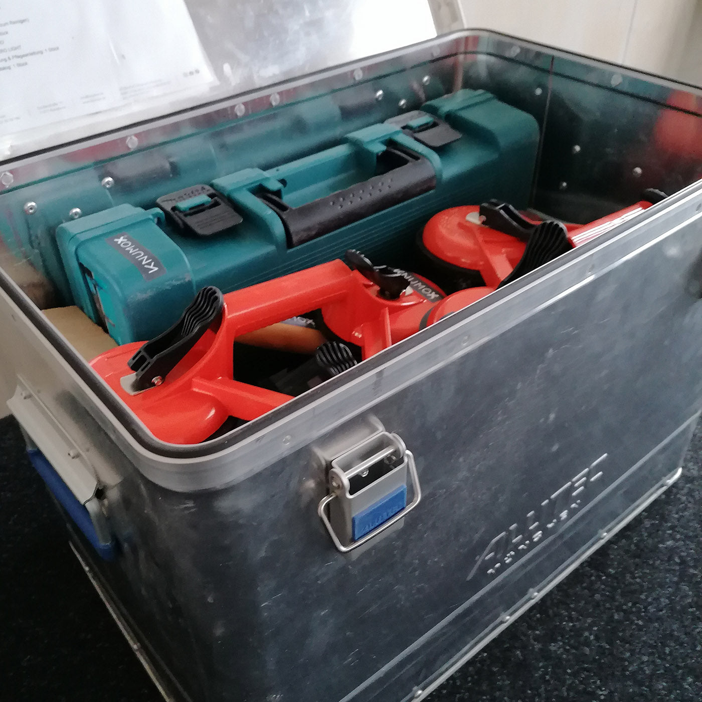 Die Montagebox aus Metall gepackt mit allen in der Montagebox enthaltenen Werkzeuge und Hilfsmittel. 