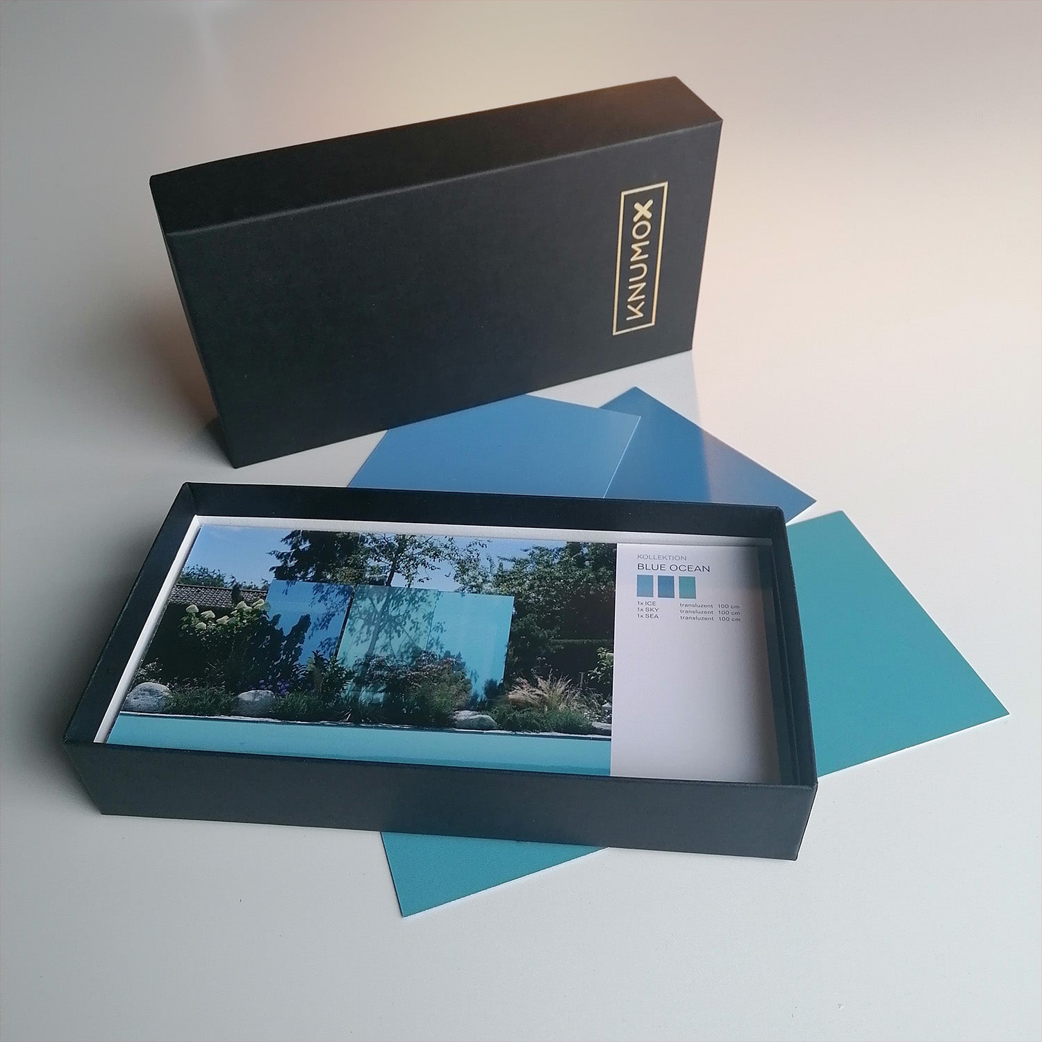 bild der exklusiven KNUMOX Katalogbox mit aufgefächerten Beispielkarten